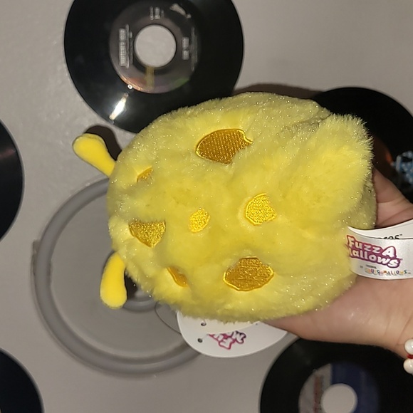💲Zarina the Banana Slug Fuzzamellow Squishmallow - Picture 3 of 4
